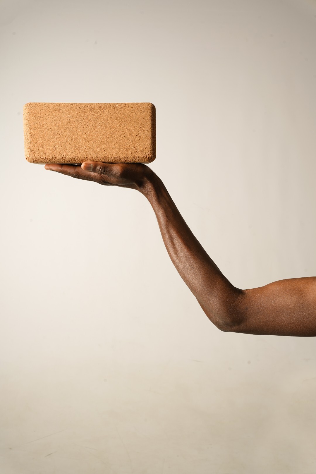 Hand, die einen Yoga-Block hält
